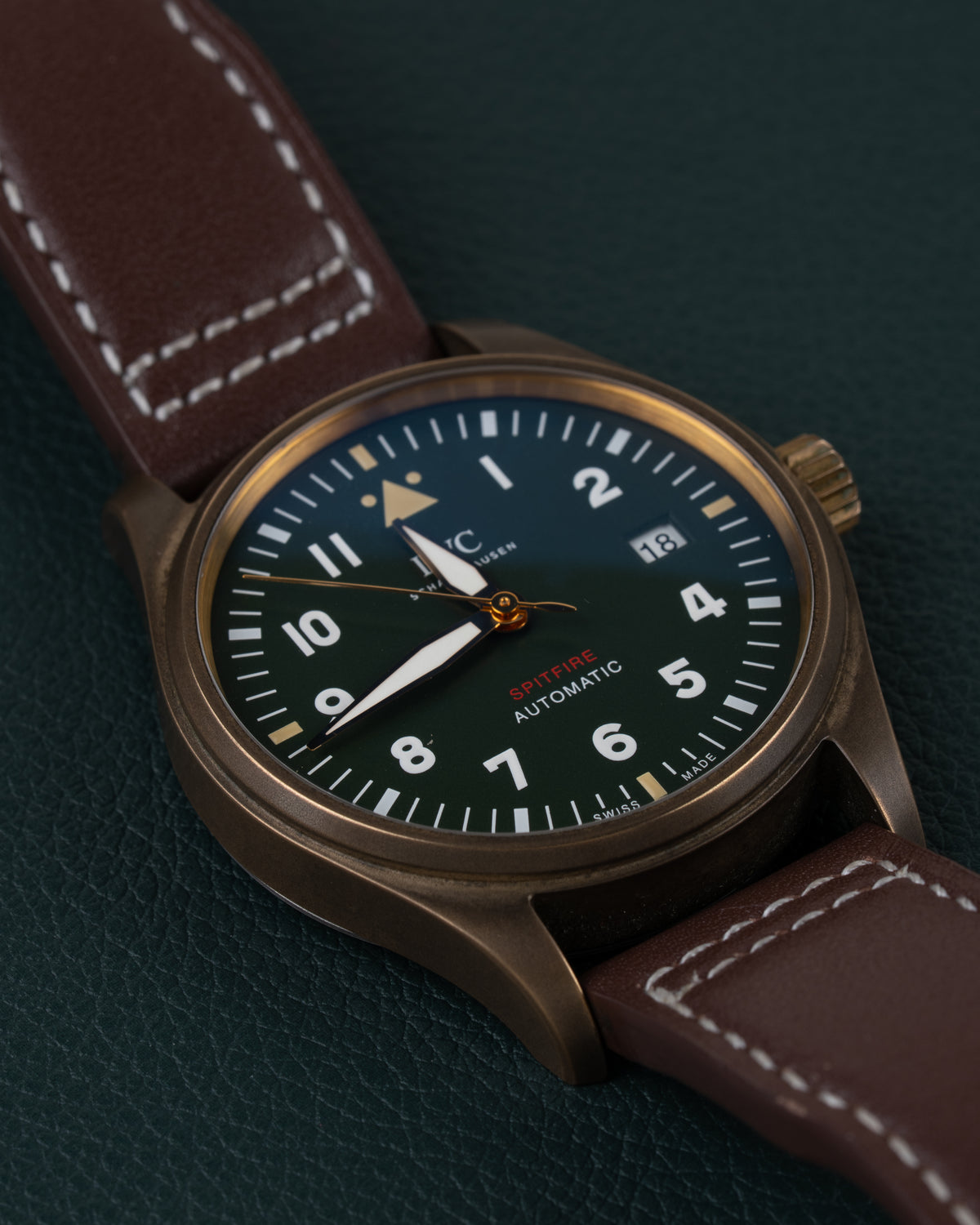 IWC Pilot's Watch Automatic Spitfire IW326802 - Frontaal aanzicht onder een hoek met de kroon rechts en de leren band schuin naar boven