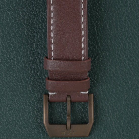 IWC Pilot's Watch Automatic Spitfire IW326802 - Close-up van de gesp met IWC-logo op de bruine leren band