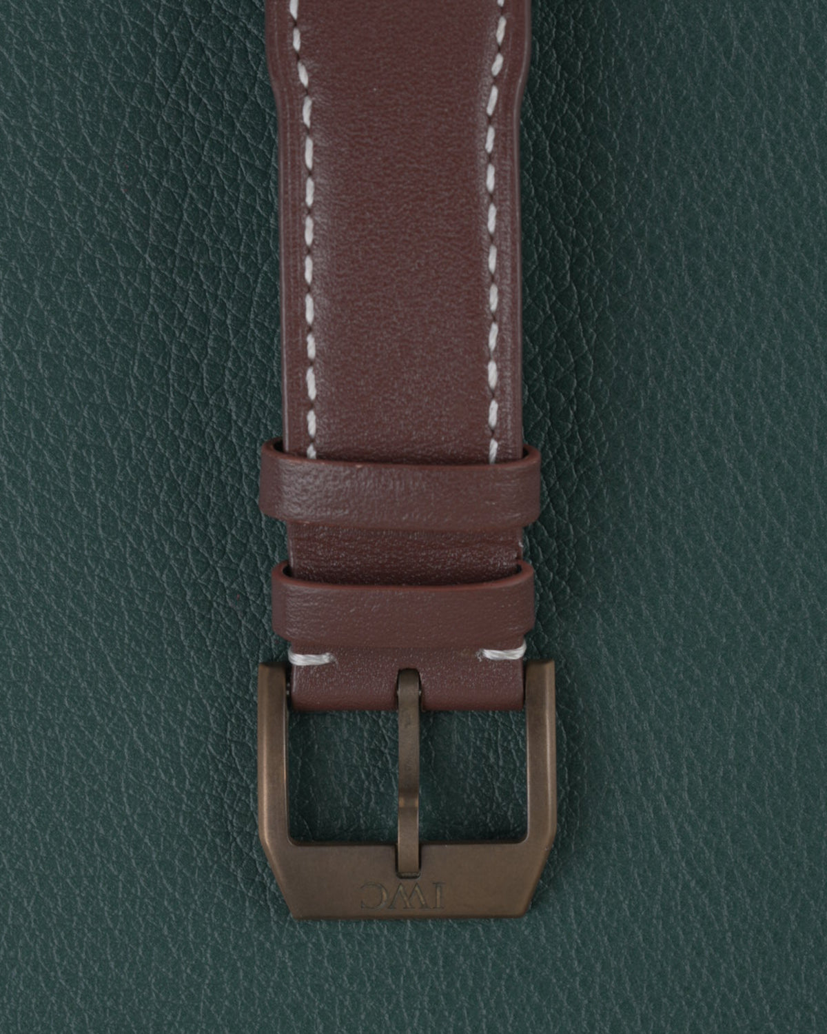 IWC Pilot's Watch Automatic Spitfire IW326802 - Close-up van de gesp met IWC-logo op de bruine leren band