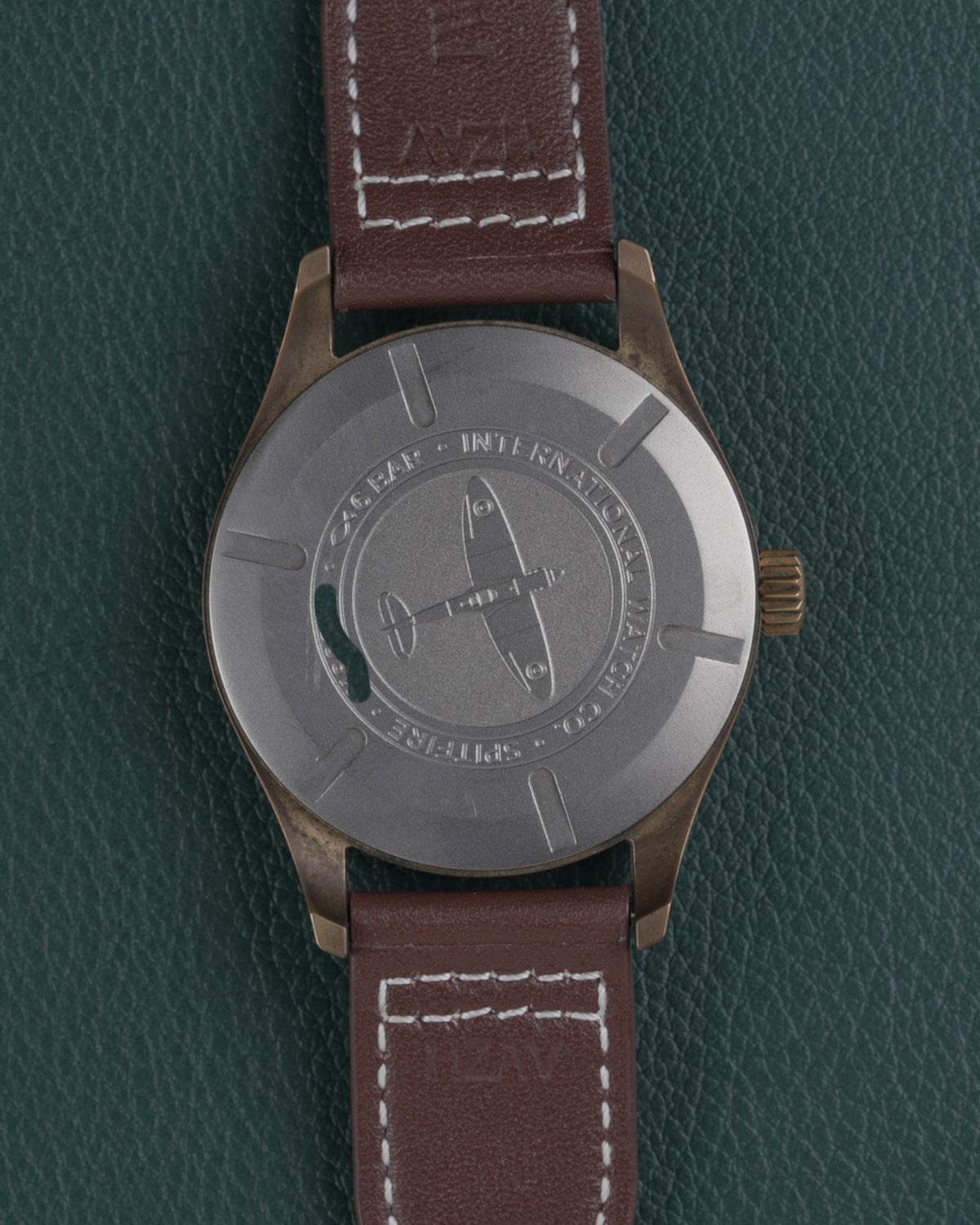 IWC Pilot's Watch Automatic Spitfire IW326802 - Achterkant van de kast met gegraveerd Spitfire-vliegtuig en IWC-tekst