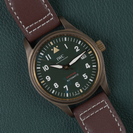 IWC Pilot's Watch Automatic Spitfire IW326802 - Frontaal aanzicht onder een hoek met groene wijzerplaat en de kroon rechts
