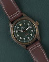 IWC Pilot's Watch Automatic Spitfire IW326802 - Frontaal aanzicht onder een hoek met groene wijzerplaat en de kroon rechts