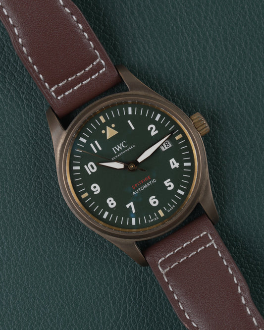 IWC Pilot's Watch Automatic Spitfire IW326802 - Frontaal aanzicht onder een hoek met groene wijzerplaat en de kroon rechts