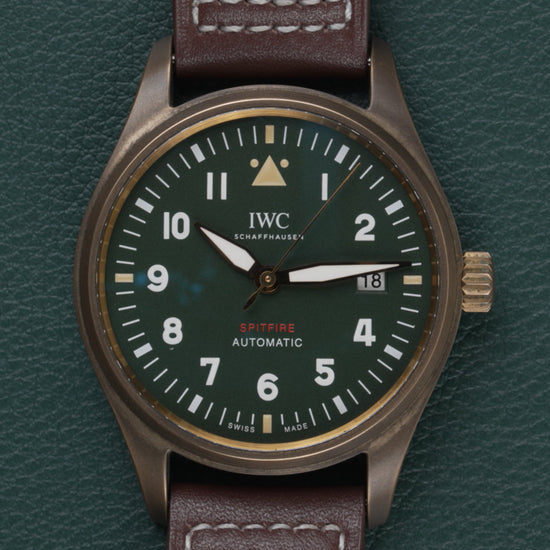 IWC Pilot's Watch Automatic Spitfire IW326802 - Frontale close-up van de wijzerplaat met datumvenster op 3 uur en de kroon rechts