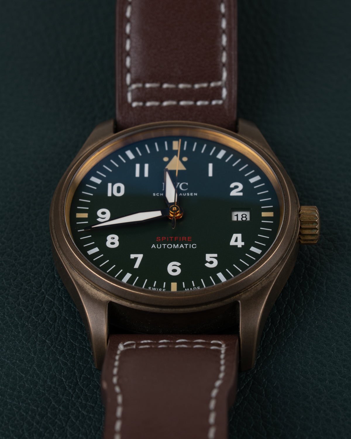 IWC Pilot's Watch Automatic Spitfire IW326802 - Frontale close-up recht van voren met de kroon rechts scherp in beeld