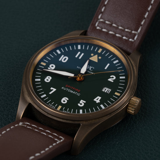 IWC Pilot's Watch Automatic Spitfire IW326802 - Frontaal aanzicht onder een steile hoek met de kroon rechts en de leren band schuin naar boven