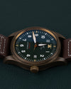 IWC Pilot's Watch Automatic Spitfire IW326802 - Ondersteboven aanzicht met de kroon onderaan de kast
