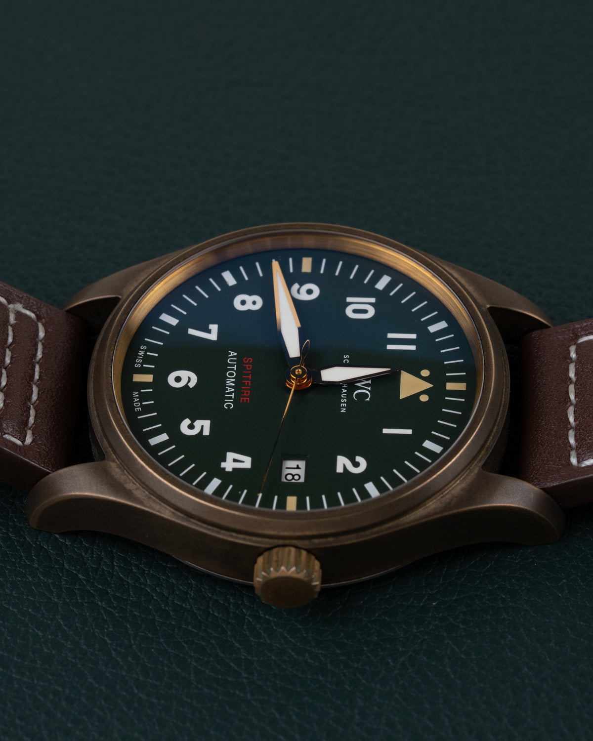IWC Pilot's Watch Automatic Spitfire IW326802 - Ondersteboven aanzicht met de kroon onderaan de kast