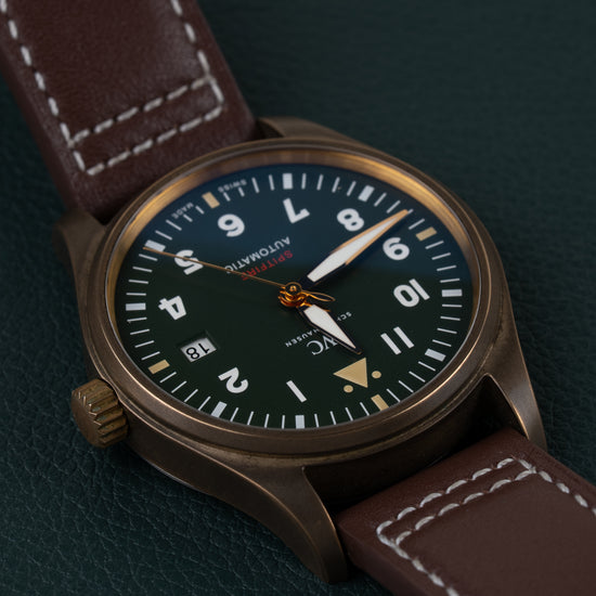 IWC Pilot's Watch Automatic Spitfire IW326802 - Frontaal aanzicht ondersteboven met de kroon aan de linkerzijde