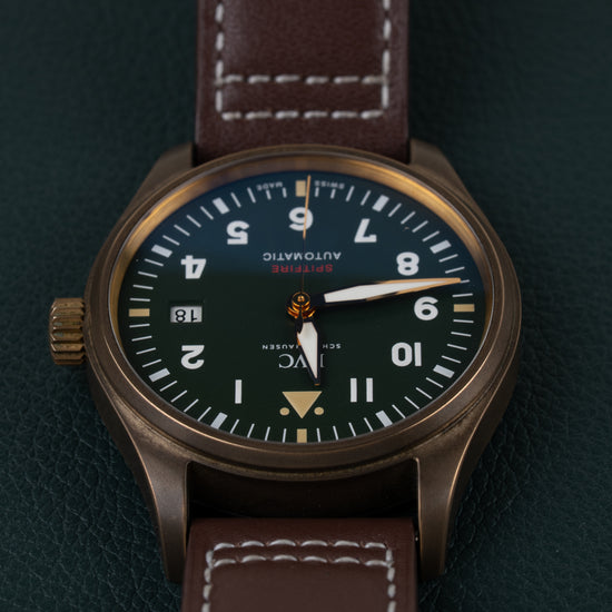 IWC Pilot's Watch Automatic Spitfire IW326802 - Bovenaanzicht ondersteboven met de kroon aan de linkerzijde en het datumvenster op 9 uur