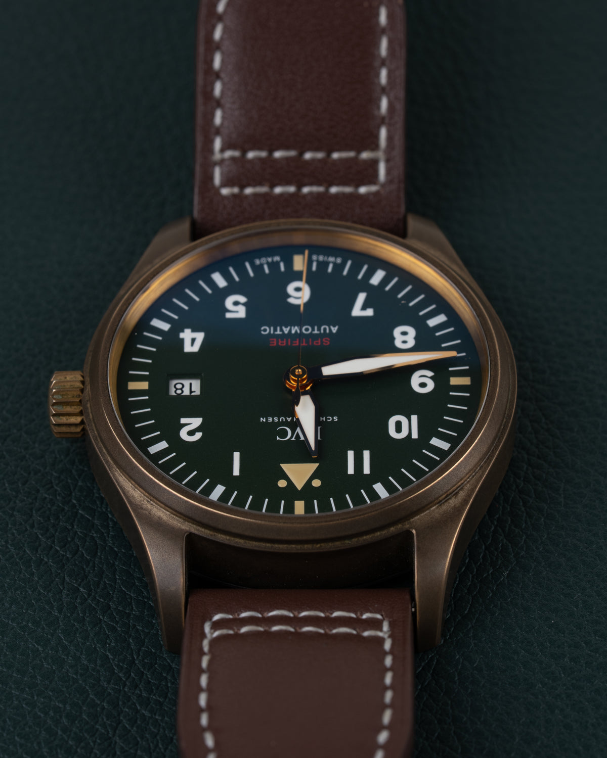 IWC Pilot's Watch Automatic Spitfire IW326802 - Bovenaanzicht ondersteboven met de kroon aan de linkerzijde en het datumvenster op 9 uur