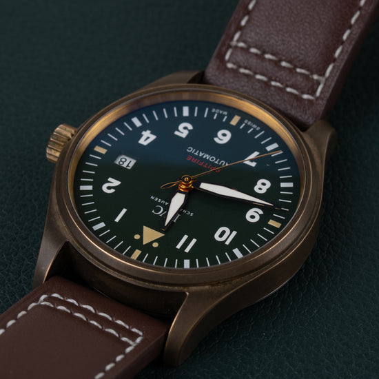 IWC Pilot's Watch Automatic Spitfire IW326802 - Bovenaanzicht ondersteboven onder een hoek met de kroon aan de linkerzijde
