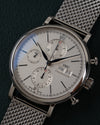 IWC Portofino Chronograph IW391009 - close-up frontaal onder een hoek met zilveren wijzerplaat en dag-datumaanduiding op 3 uur