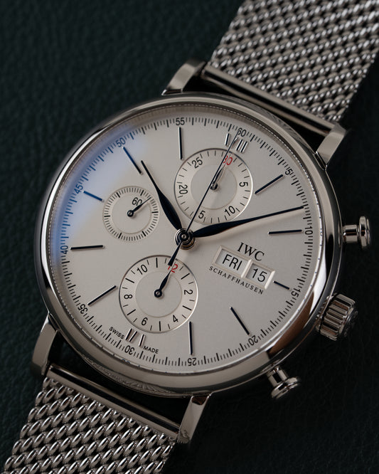 IWC Portofino Chronograph IW391009 - close-up frontaal onder een hoek met zilveren wijzerplaat en dag-datumaanduiding op 3 uur