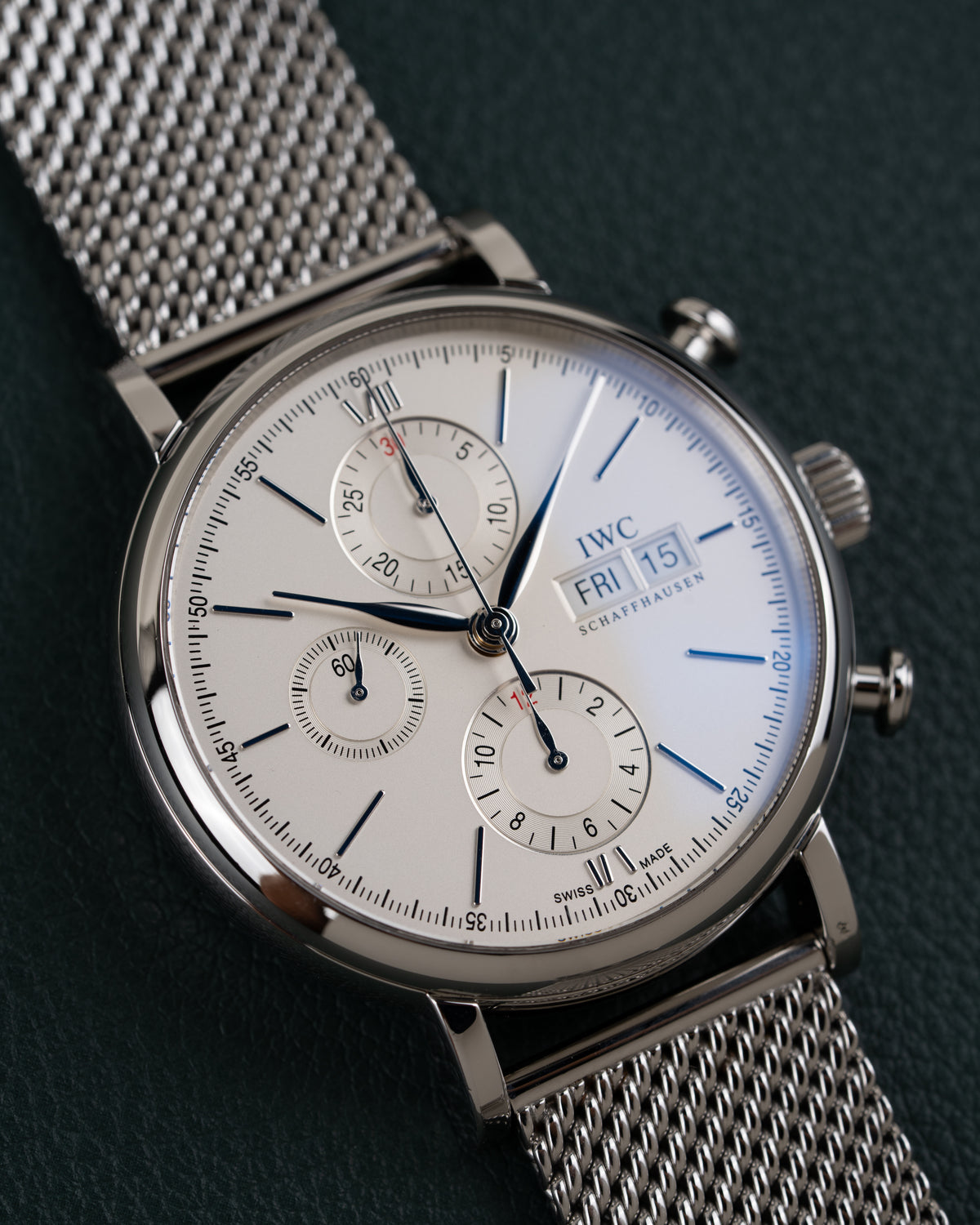 IWC Portofino Chronograph IW391009 - frontaal aanzicht met Milanese meshband en kroon met drukknoppen aan de rechterzijde