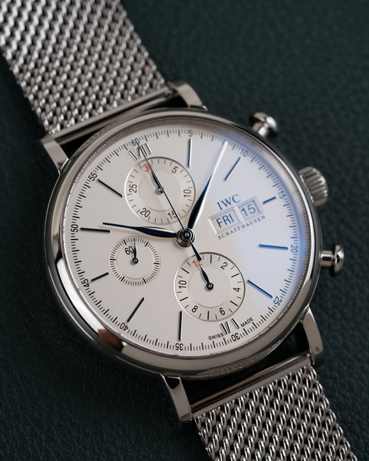IWC Portofino Chronograph IW391009 - frontaal aanzicht met Milanese meshband en kroon met drukknoppen aan de rechterzijde