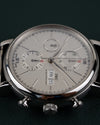 IWC Portofino Chronograph IW391009 - onderaanzicht met de gegroefde kroon en twee drukknoppen onderaan de kast