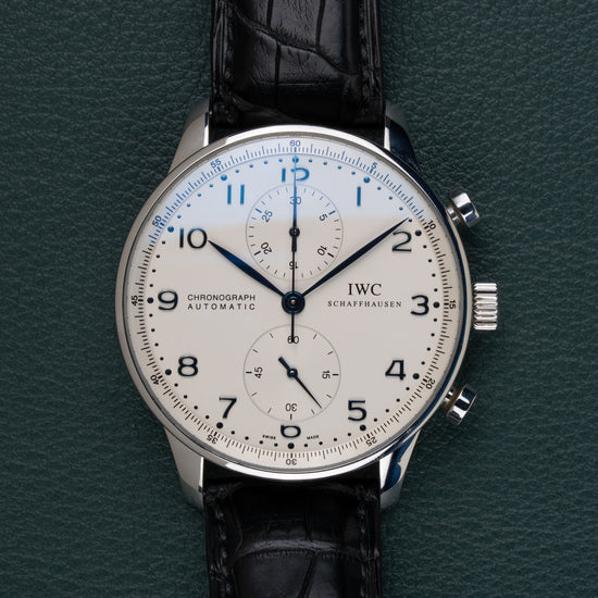 IWC Portugieser Chronograph IW371417 - frontaal aanzicht van de verzilverde wijzerplaat met blauwe Arabische cijfers en zwarte leren band