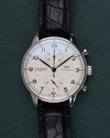 IWC Portugieser Chronograph IW371417 - frontaal aanzicht van de verzilverde wijzerplaat met blauwe Arabische cijfers en zwarte leren band