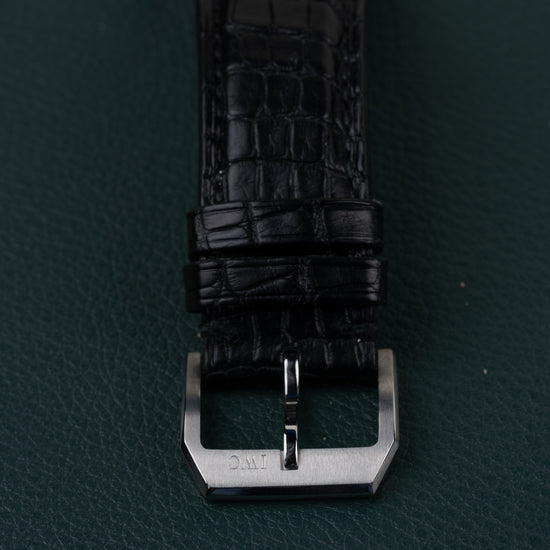 IWC Portugieser Chronograph IW371417 - close-up van de zwarte leren band met IWC-gesigneerde pin-sluiting