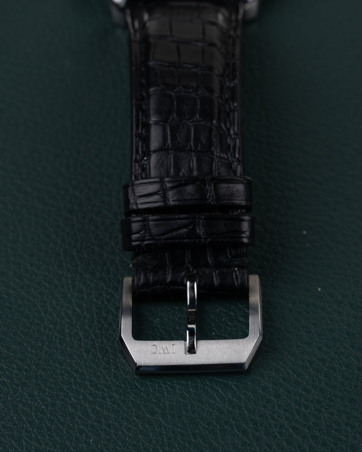 IWC Portugieser Chronograph IW371417 - close-up van de zwarte leren band met IWC-gesigneerde pin-sluiting