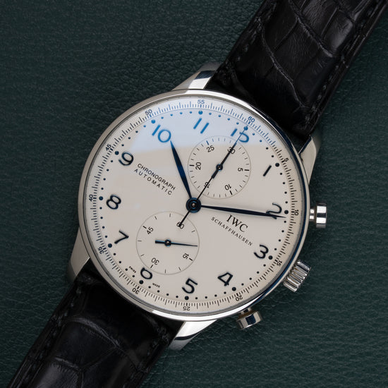 IWC Portugieser Chronograph IW371417 - diagonaal aanzicht van het horloge, kroon en drukkers rechts