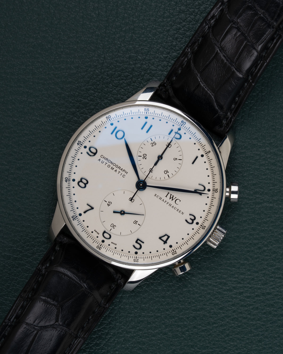 IWC Portugieser Chronograph IW371417 - diagonaal aanzicht van het horloge, kroon en drukkers rechts