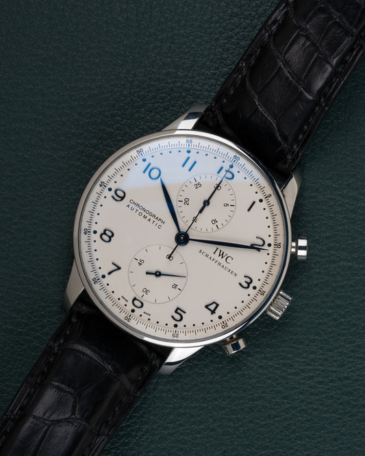 IWC Portugieser Chronograph IW371417 - diagonaal aanzicht van het horloge, kroon en drukkers rechts