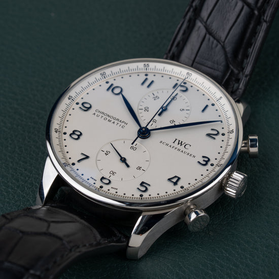 IWC Portugieser Chronograph IW371417 - aanzicht van schuin onder met kroon en drukkers prominent in beeld