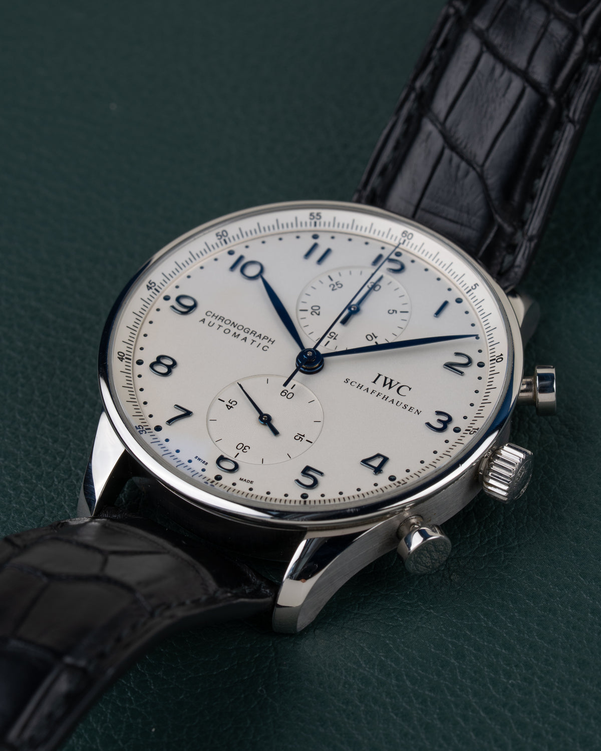 IWC Portugieser Chronograph IW371417 - aanzicht van schuin onder met kroon en drukkers prominent in beeld