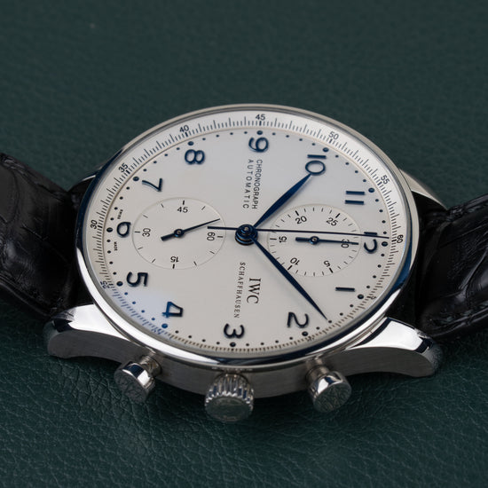 IWC Portugieser Chronograph IW371417 - horloge 90 graden gedraaid gefotografeerd, kroon en drukkers onderaan