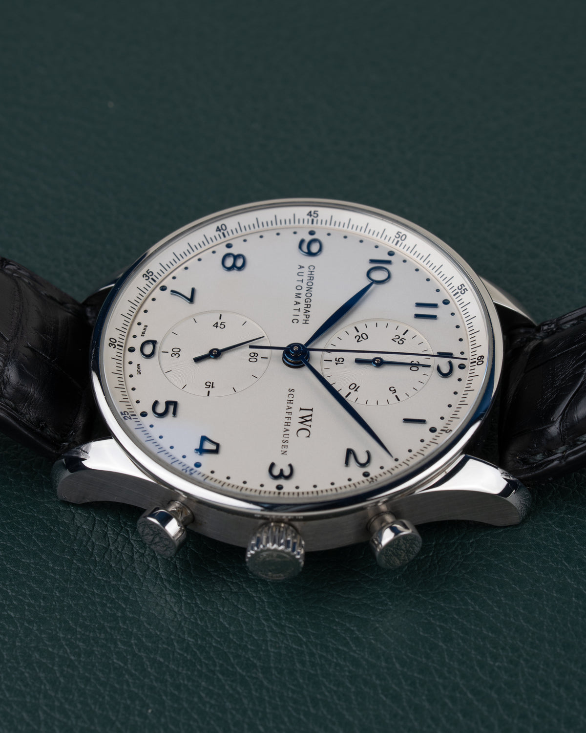 IWC Portugieser Chronograph IW371417 - horloge 90 graden gedraaid gefotografeerd, kroon en drukkers onderaan