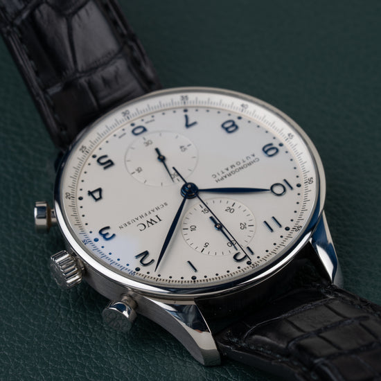 IWC Portugieser Chronograph IW371417 - ondersteboven aanzicht van de wijzerplaat, kroon en drukkers links