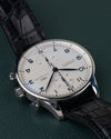 IWC Portugieser Chronograph IW371417 - ondersteboven aanzicht van de wijzerplaat, kroon en drukkers links