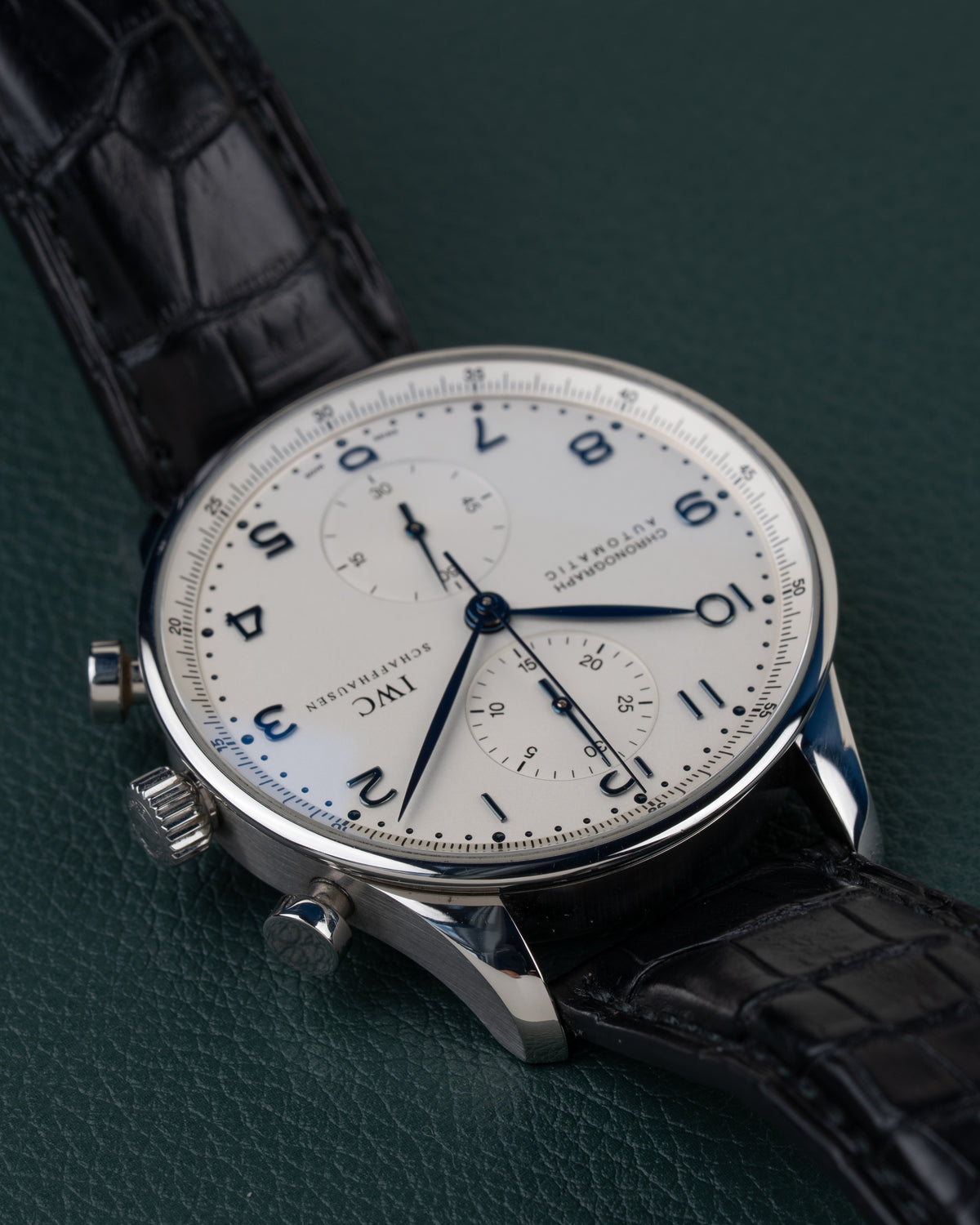 IWC Portugieser Chronograph IW371417 - ondersteboven aanzicht van de wijzerplaat, kroon en drukkers links