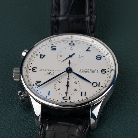 IWC Portugieser Chronograph IW371417 - tweede ondersteboven diagonaal aanzicht, kroon en drukkers links