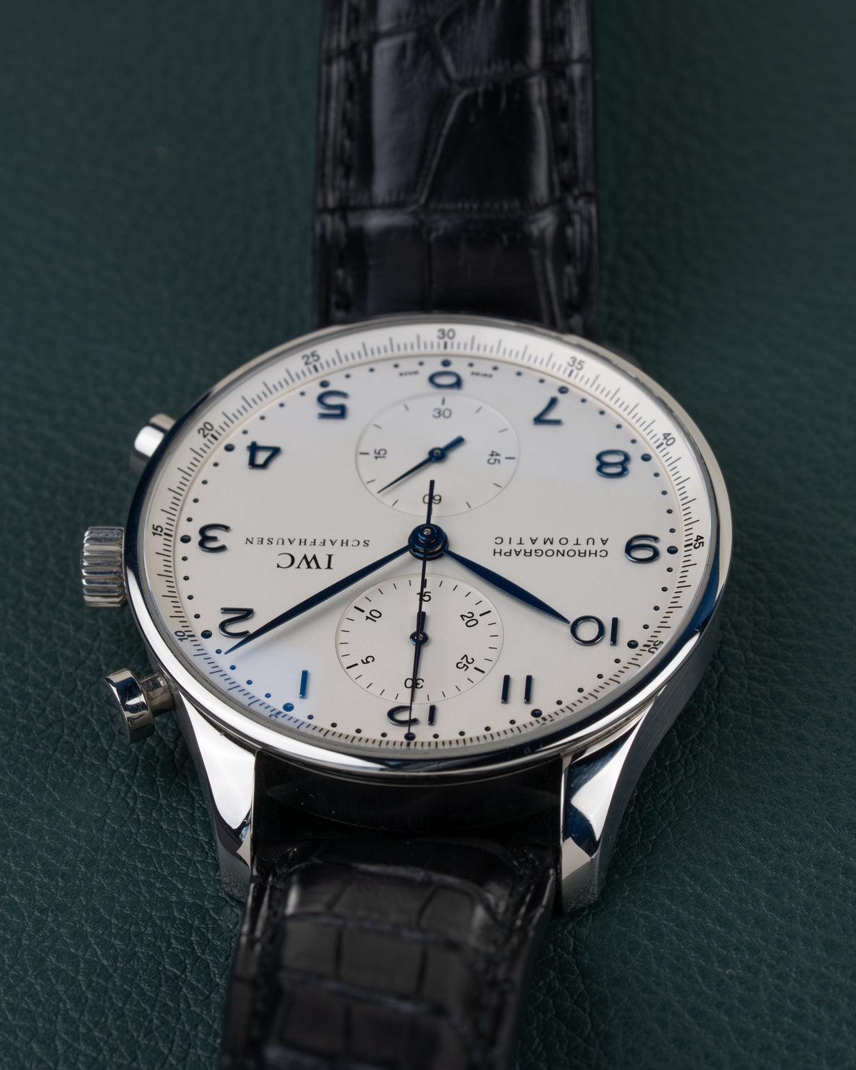 IWC Portugieser Chronograph IW371417 - tweede ondersteboven diagonaal aanzicht, kroon en drukkers links