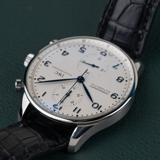 IWC Portugieser Chronograph IW371417 - horloge 90 graden de andere kant op gedraaid, kroon en drukkers bovenaan