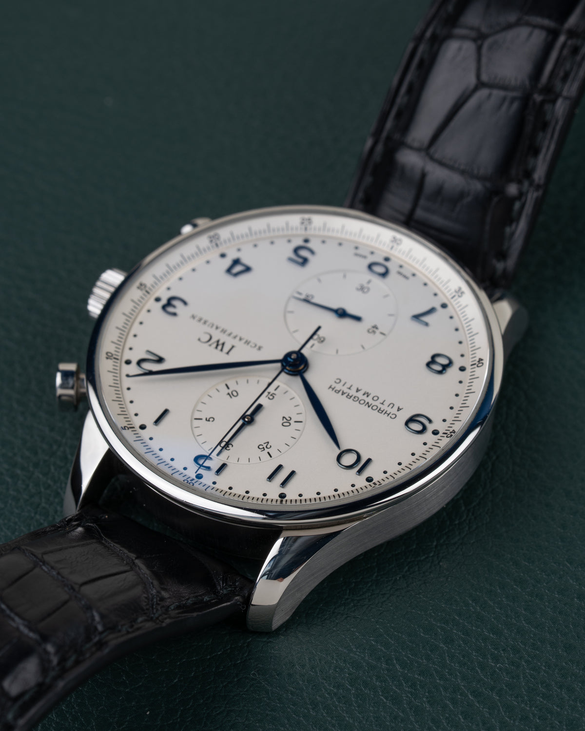 IWC Portugieser Chronograph IW371417 - horloge 90 graden de andere kant op gedraaid, kroon en drukkers bovenaan