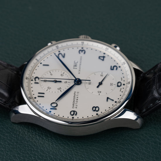 IWC Portugieser Chronograph IW371417 - close-up van het profiel van de kast met kroon en drukkers