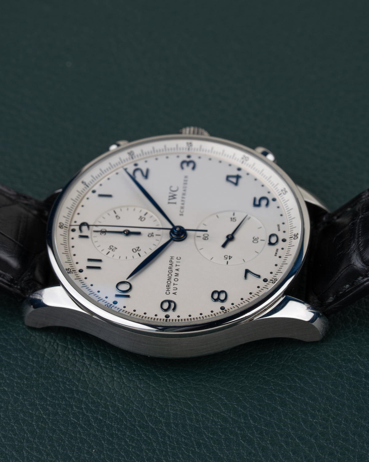 IWC Portugieser Chronograph IW371417 - close-up van het profiel van de kast met kroon en drukkers
