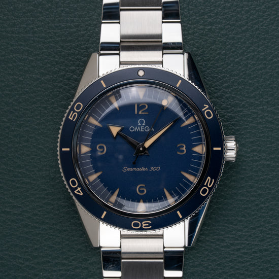 OMEGA Seamaster 300 Co-Axial 234.30.41.21.03.001 - frontaal aanzicht van de blauwe wijzerplaat met vintage-stijl indexen