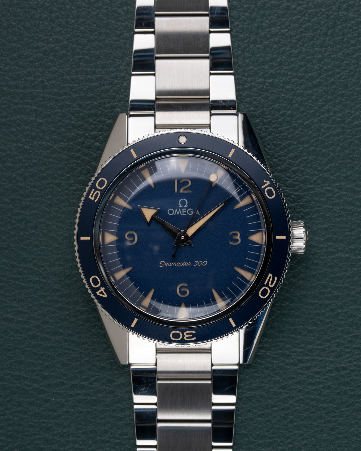 OMEGA Seamaster 300 Co-Axial 234.30.41.21.03.001 - frontaal aanzicht van de blauwe wijzerplaat met vintage-stijl indexen