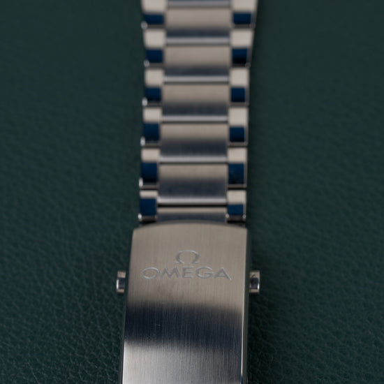 OMEGA Seamaster 300 Co-Axial 234.30.41.21.03.001 - sluiting van de schakelband met OMEGA-logo