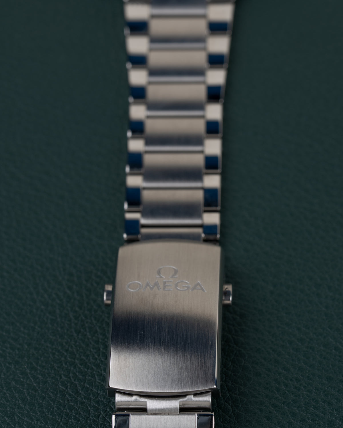 OMEGA Seamaster 300 Co-Axial 234.30.41.21.03.001 - sluiting van de schakelband met OMEGA-logo