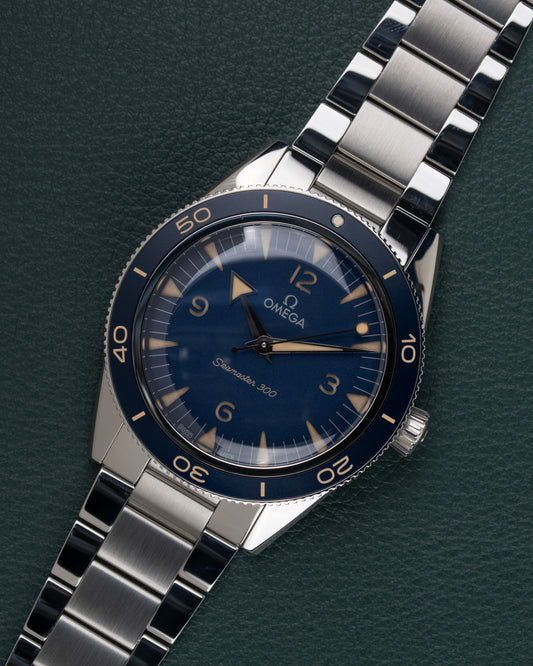 OMEGA Seamaster 300 Co-Axial 234.30.41.21.03.001 - horloge onder een hoek met blauwe bezel en schakelband