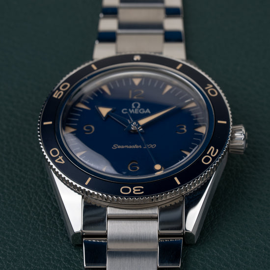 OMEGA Seamaster 300 Co-Axial 234.30.41.21.03.001 - close-up van de wijzerplaat met kroon zichtbaar