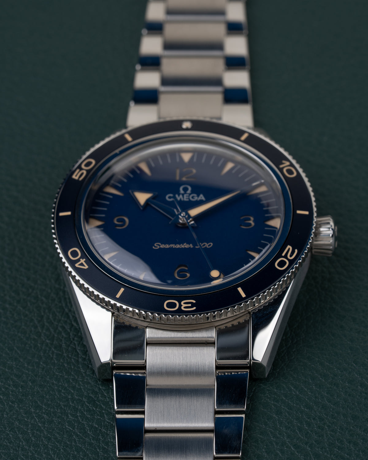 OMEGA Seamaster 300 Co-Axial 234.30.41.21.03.001 - close-up van de wijzerplaat met kroon zichtbaar