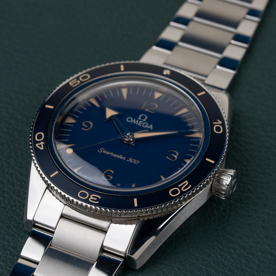 OMEGA Seamaster 300 Co-Axial 234.30.41.21.03.001 - zijaanzicht met kroon en gewelfde kast