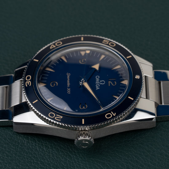 OMEGA Seamaster 300 Co-Axial 234.30.41.21.03.001 - kast en kroon van opzij gefotografeerd